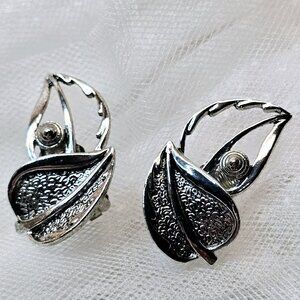 Vintage SARAH COVENTRY Silver Tone Leaves Leaf Clip on Earrings Signed